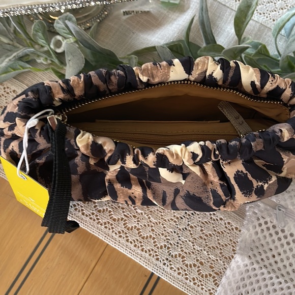 Vince Camuto Harlo Pouch with dust bag. - Picture 3 of 3